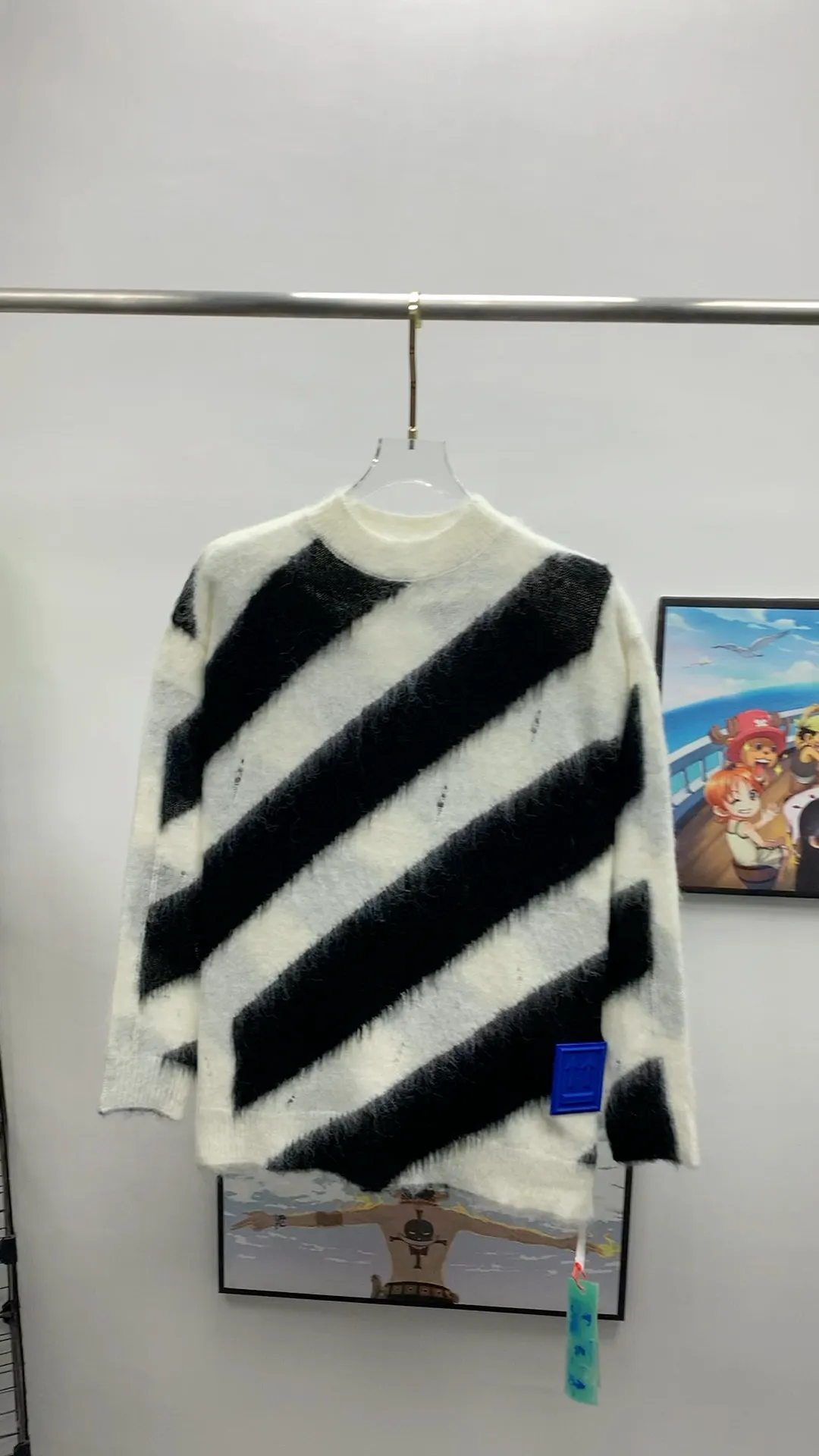 Frontal real shot video——New top tested version OFFWHITE (OW) gradient mohair striped arrow sweater hoodie gradient rendering arrow couple sweater Mohair (English Mohair; Turkish: MUKHYAR) refers to the coat of Angora goats, also known as Angora goat hair. The name comes from Turkish, meaning "the best hair". It has good elasticity, pressure resistance and special luster. It is an excellent raw material for making plush fabrics and one of the most advanced animal textile fiber raw materials in the world market. Mohair has a shape similar to long wool. The fiber surface is smooth, strong luster, high strength, good elasticity, less curl, and easy to wash. Mohair can be used in jacquard blankets, long-haired coats and high-gloss wool fabrics. Mohair sweaters from ow are released every year🛒 The same style and ever-changing colors. There is really no girl who doesn’t love it. It is super suitable for wearing under a down jacket in winter without being bulky! If the lower body is missing, their favorite os version🙋🏻‍♀️ intuitively adds natural softness and fairy beauty effect, which is the best choice! The upper body is lightweight and does not weigh down the body while keeping warm. The sleeves and the gradient arrow parts on the back are repeatedly patterned until the gradient level is satisfied before large-scale products are released. The craftsmanship is extremely demanding. Each sweater is woolen at least ten times to give it a plush, thick feel and good fluffiness! ✅ Fabric composition: 50% mohair 32 spandex 18% wool, three-level anti-pilling Color: black and white gradient Sizes Mohair is lighter and softer, so be careful not to machine wash it, not machine washable! ! emphasize! !  ⚠️Hand wash with warm water and cold water P:440